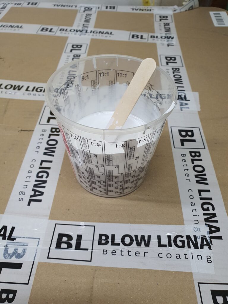 Kubek gdzie jest przygotowana mieszanka LBR608. Podkład jest dedykowany do frontów frezowanych. 