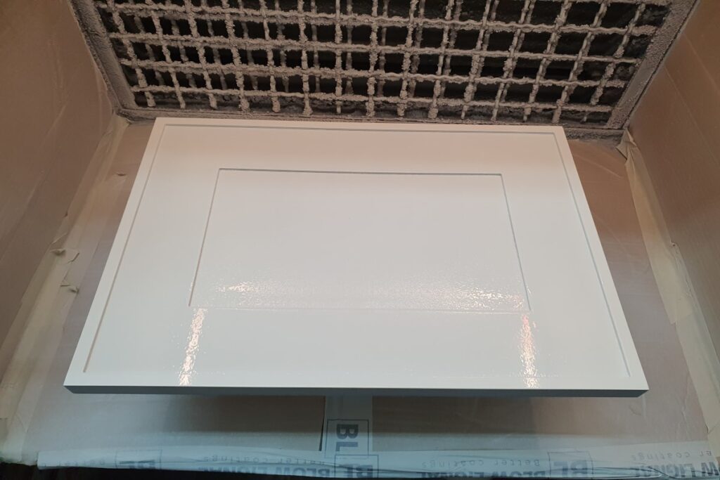 Zdjęcie pokazuje płaszczynę frontu bez izolantu po pierwszej warstwie podkładu Lbr608.