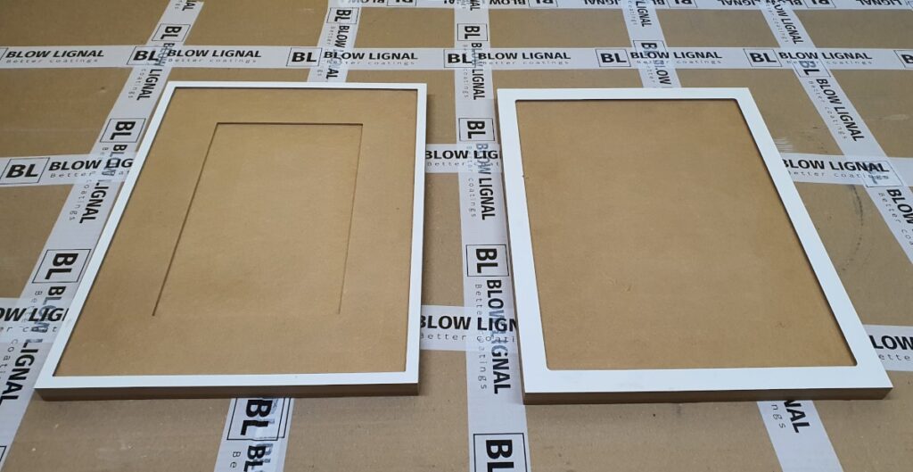 Zdjęcie przedstawia dwa wyfrezowane front MDF. Test funkcjonalności izolantu do MDF-u. 