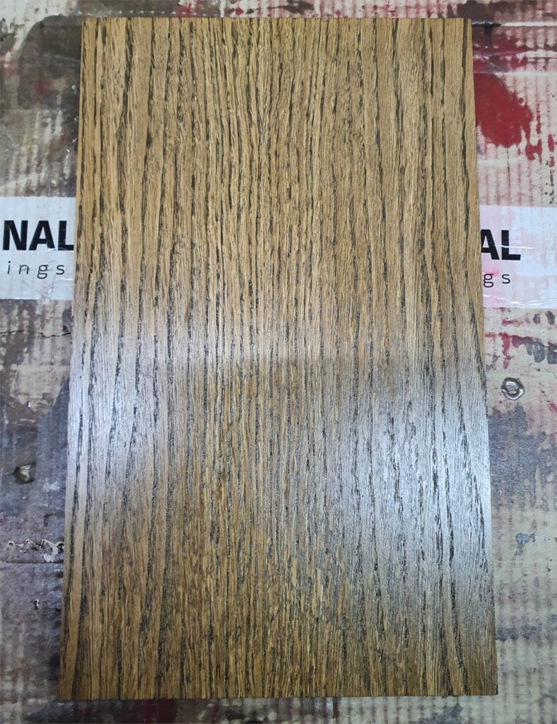 Próbka po olejowaniu. Piękny odcień brązu na drewnie dębowym.