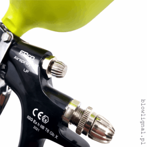 Zbliżenie na precyzyjne pokrętła regulacji wachlarza i dawki materiału w pistolecie Sames Kremlin FPro G – designerskie wykończenie z wyraźnymi znacznikami ustawień.