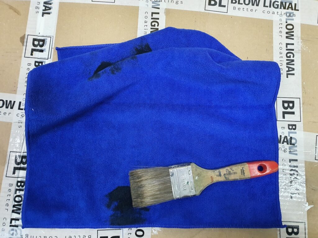 Pędzel i szmatka do zbierania nadmiaru bejcy – jak bejcować drewno dębu metodami wcieranymi przy użyciu Hesse Lignal BG.