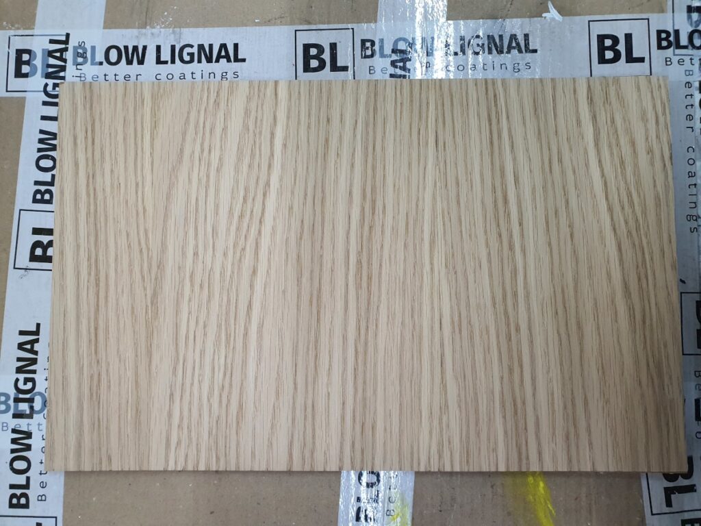 Przeszlifowany kawałek elmentu na który nałożony jest fornir dębowy. Pokazuje idealną powierzchnię gotową do bejcowania.