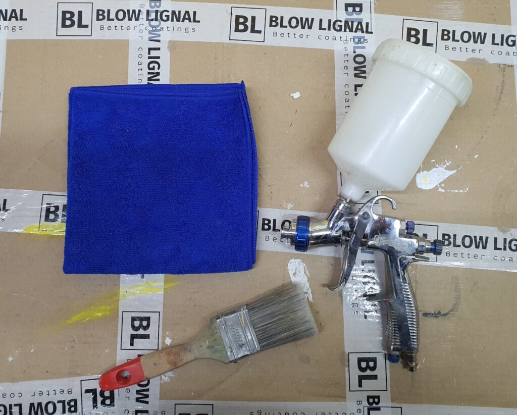 Zestaw narzędzi do tego, jak bejcować drewno dębu: pistolet lakierniczy, bejca Hesse Lignal BG i akcesoria szlifierskie. 