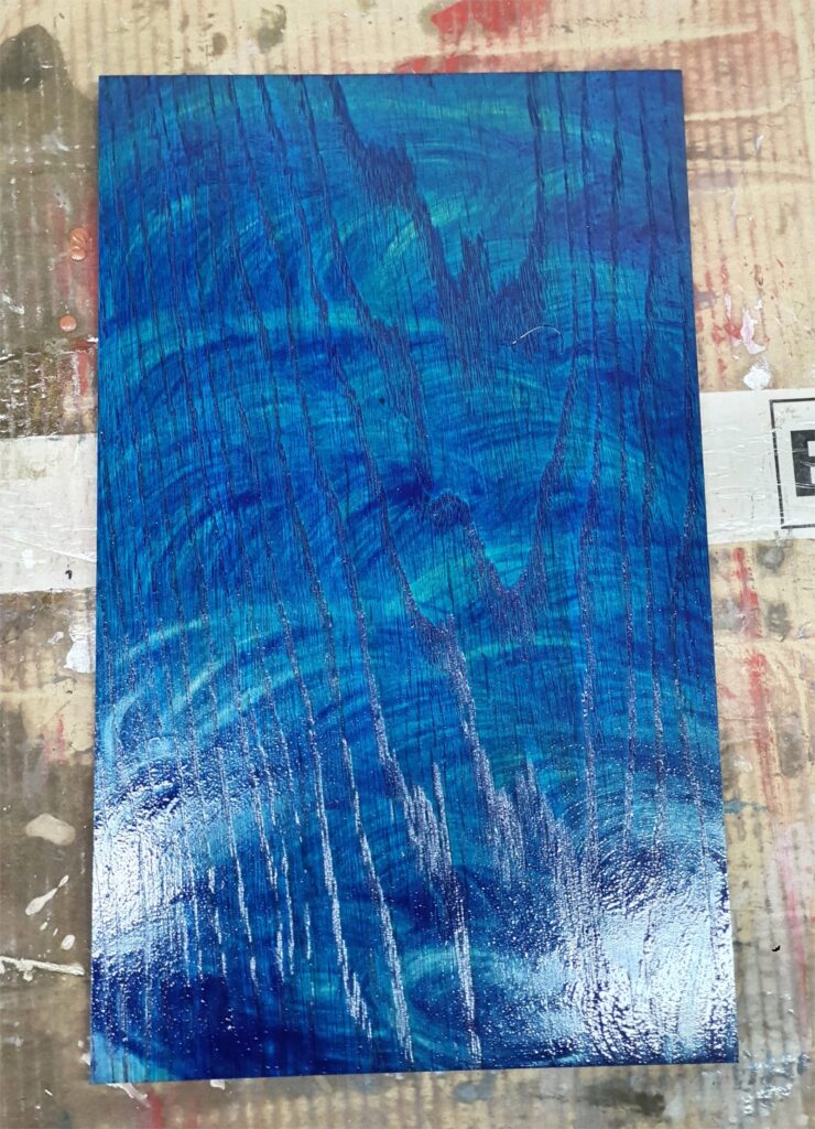 Nadmiar oleju, który za chwile będzie zebrany przy pomocy niepylacego czyściwa.