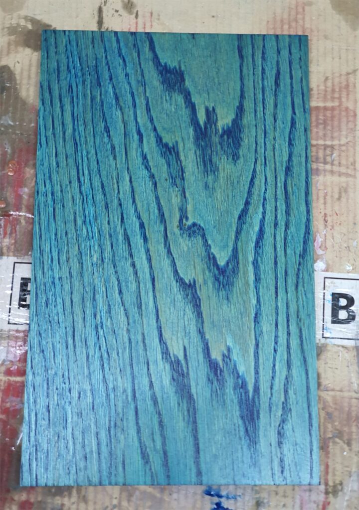 Piekny efekt po nałożeniu pierwszej warstwy oleju na meble wewnątrz.