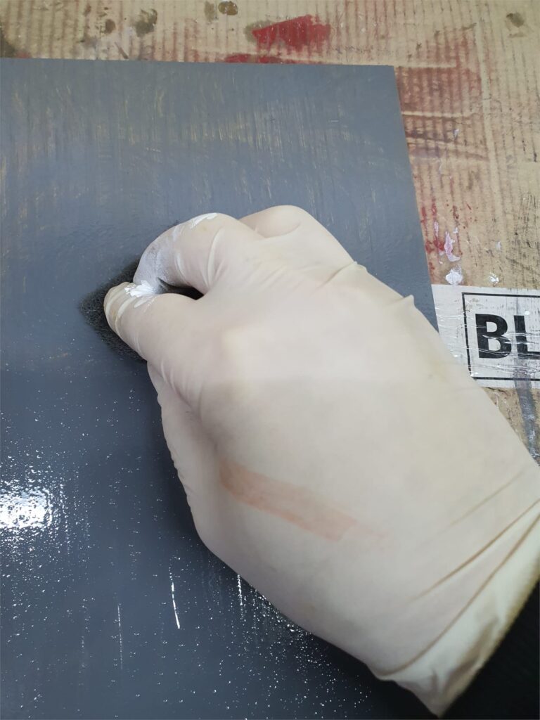 Wcieranie oleju barwionego GE 11254 Hesse Lignal. Najlepszy olej na meble wewnątrz.